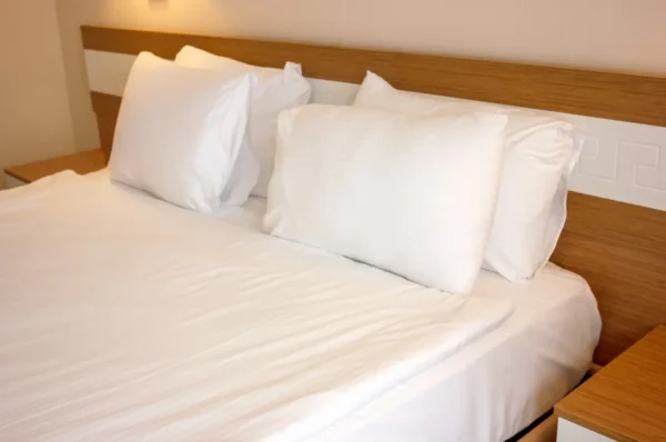 biała pościel hotelowa