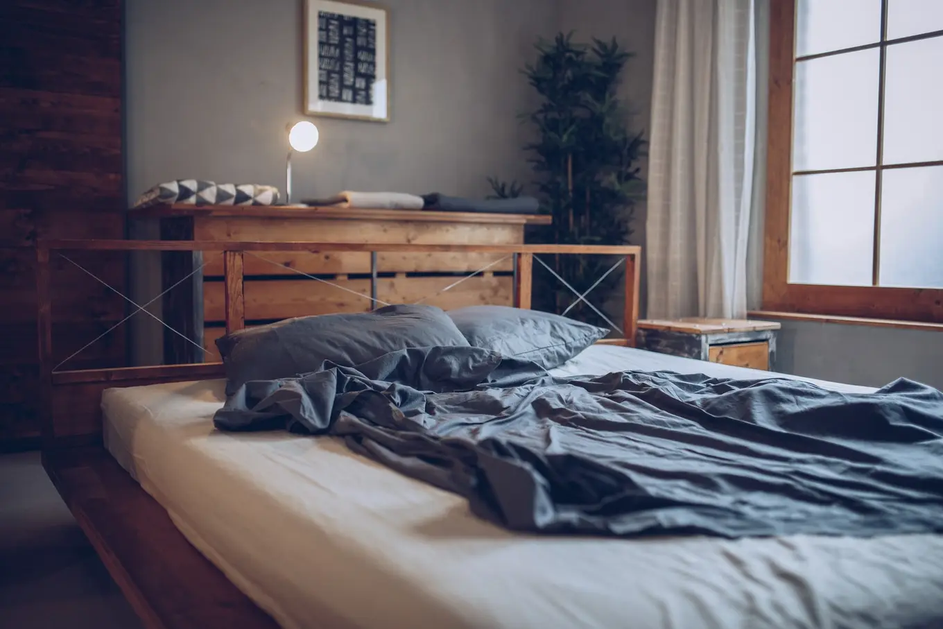 rozśćielone łóżko w sypialni